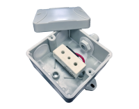 Connecting box with ceramic terminals